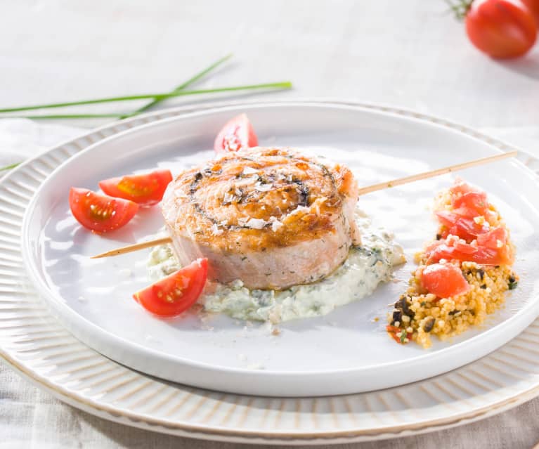 Salmón A La Plancha Con Crema De Queso A Las Hierbas Y Ensalada Tabulé