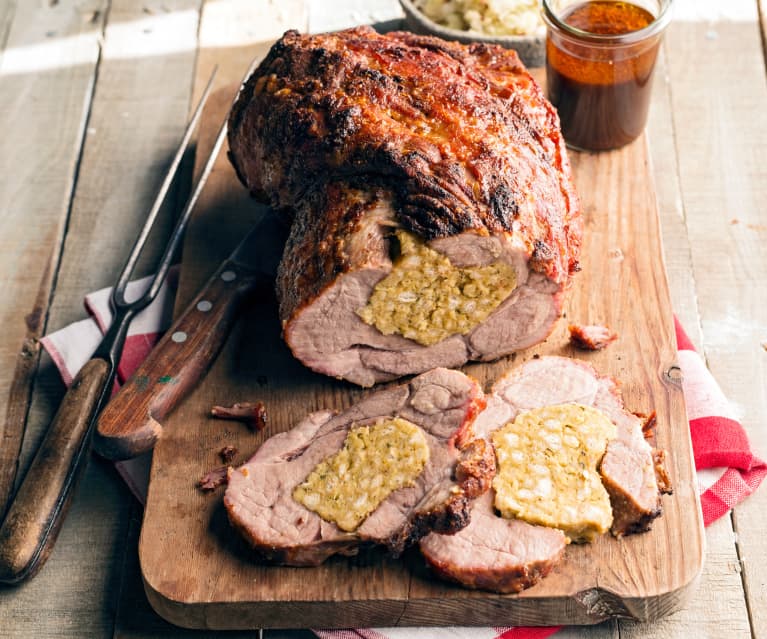 Gefüllter Schweinsbraten vom Grill mit Krautsalat