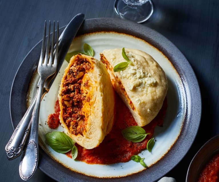 Oliven-Feta-Knödel mit Tomatensauce