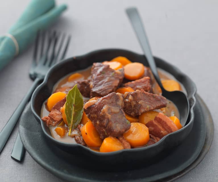 LE RICETTE DI : Boeuf Bourguignon con contorno di patate al forno