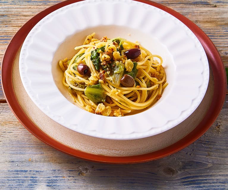 Spaghetti scarola, olive e briciole di pane (vegan)