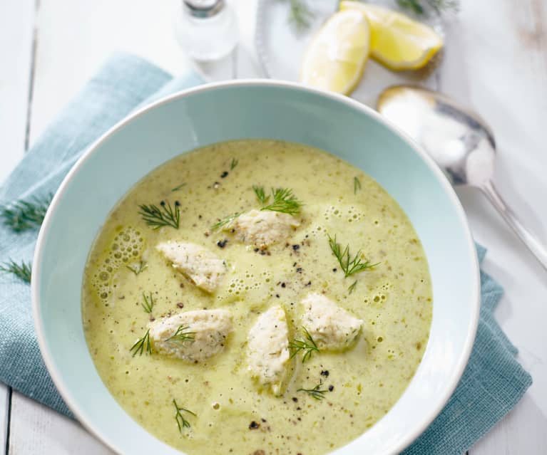 Kopfsalat-Schaumsuppe mit Forellenklößchen