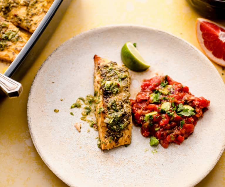 Op Cubaanse wijze gekruide zalm met tomaten-avocadosalsa