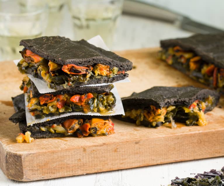 Empanada negra de mejillones y algas wakame