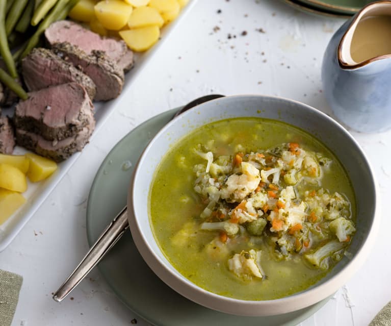 Menú: Sopa de coliflor. Solomillo de cerdo con verduras al vapor y salsa de pera