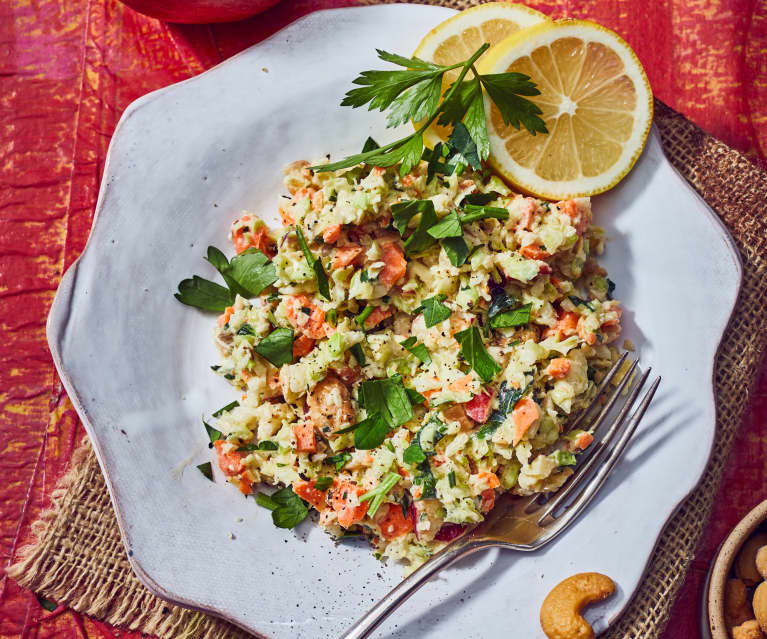 Spitzkohl-Slaw mit Datteln und Cashewkernen