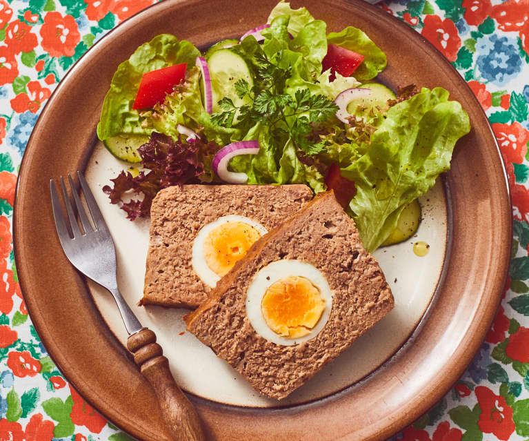 Hackbraten mit gekochten Eiern