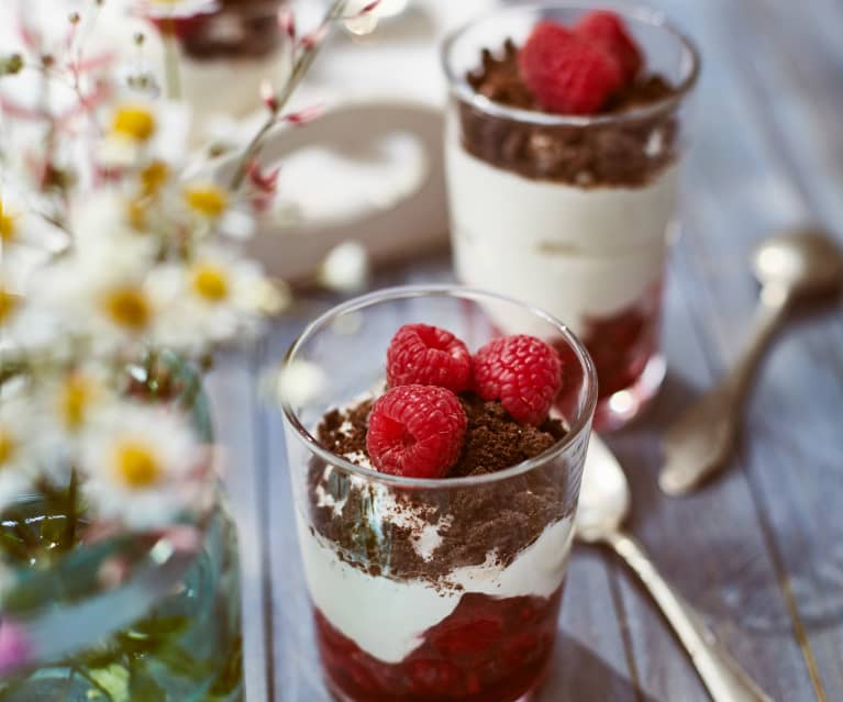 Quarkcreme mit Doppelkeks und Himbeeren