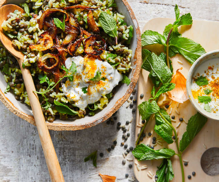 Riz épicé aux lentilles et aux oignons frits