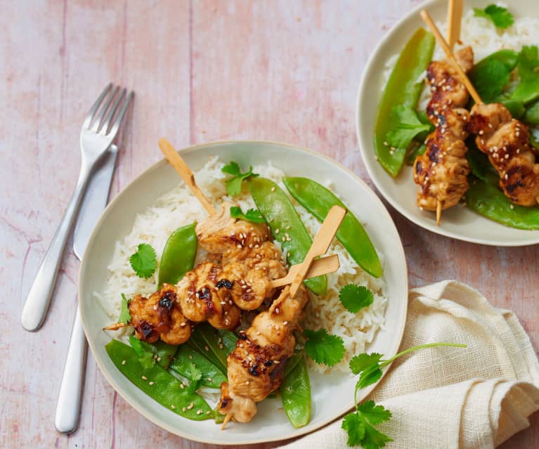 Brochettes de dinde yakitori, pois gourmands et riz