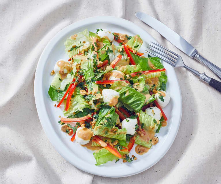 Römersalat mit Erdnuss-Sambal-Dressing und Mozzarellabällchen ...