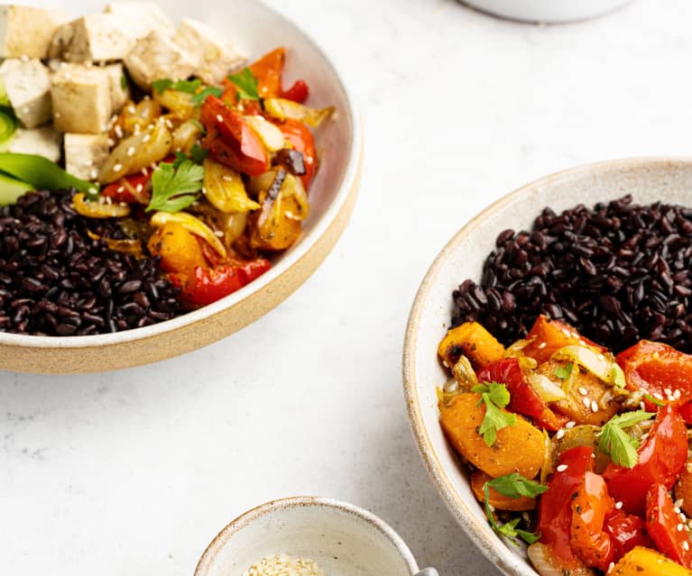 Arroz negro con verduras asadas y tofu