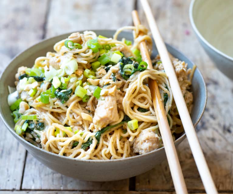 Nouilles chinoises à la dinde,  épinards et sauce cacahuète