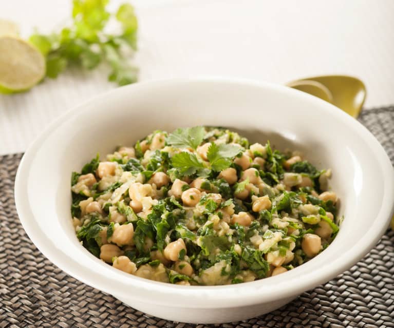 Ensalada de garbanzos y espinacas con cilantro y lima