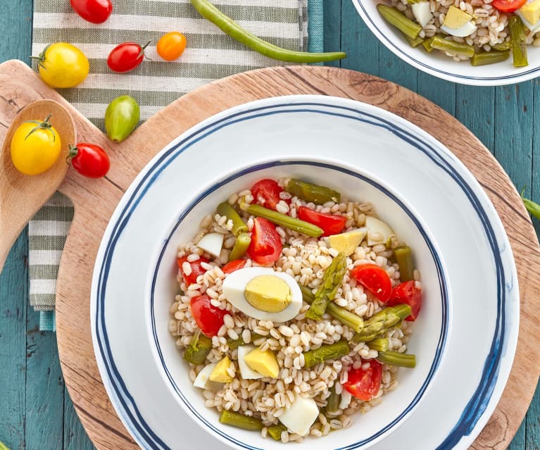 Insalata di orzo con fagiolini, asparagi e uova