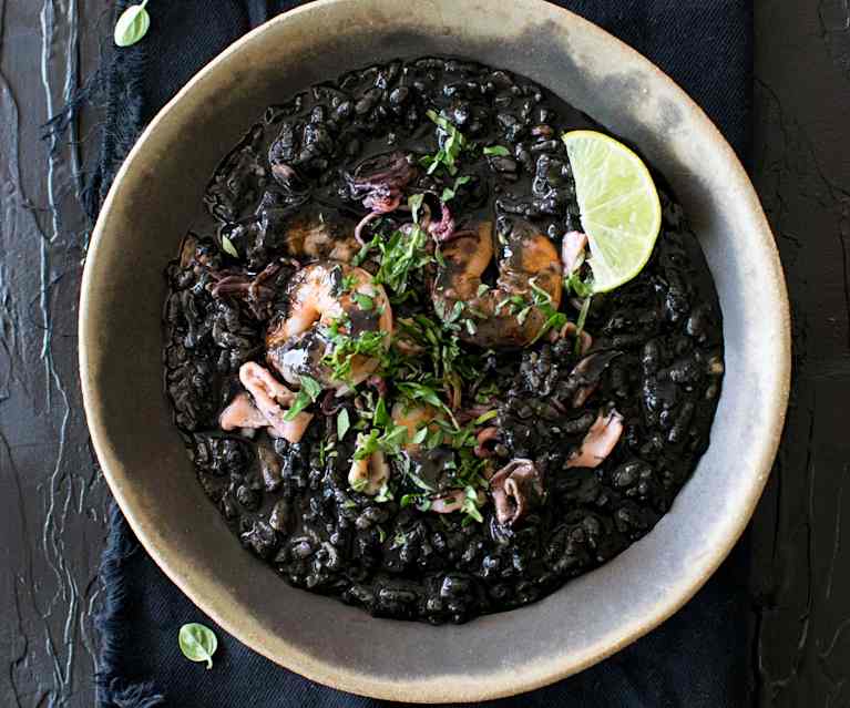 Arroz negro meloso con camarones y calamares