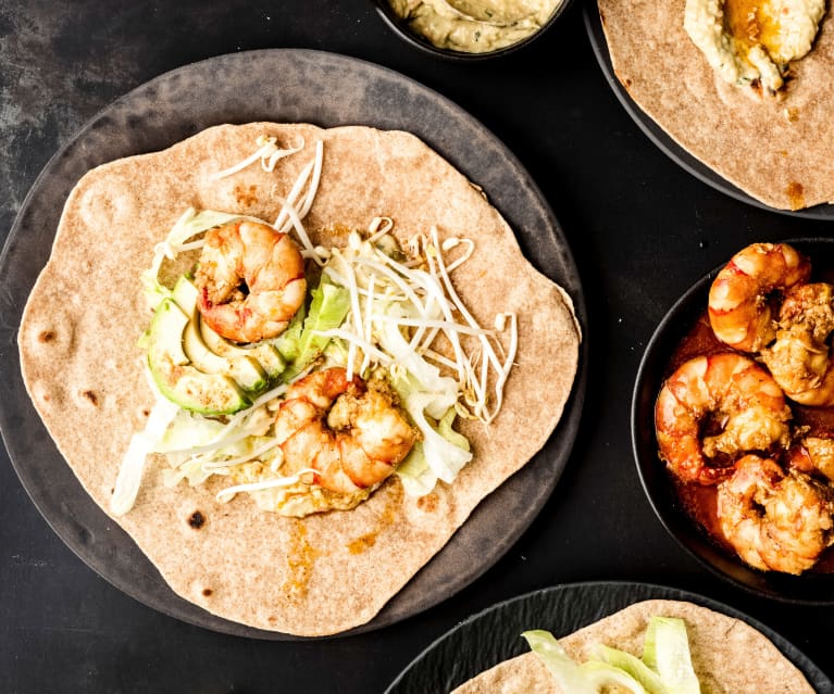 Fajitas de camarão, guacamole com iogurte e rebentos de soja