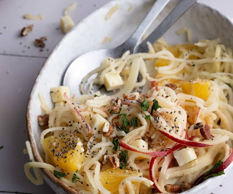 Spaghetti de pommes en salade et vinaigrette agrumes-cheddar