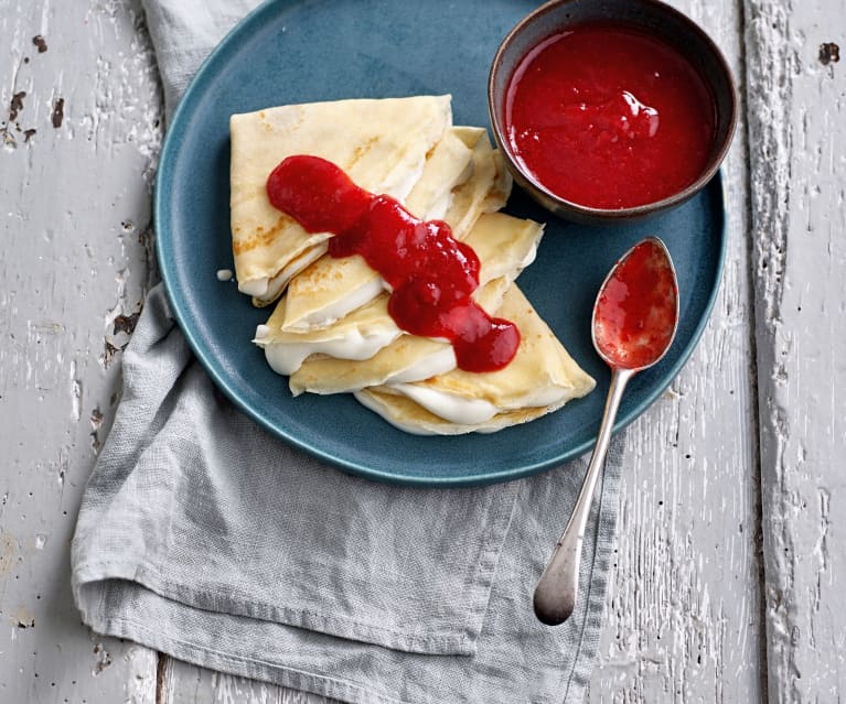 Crepes com queijo e molho de morango