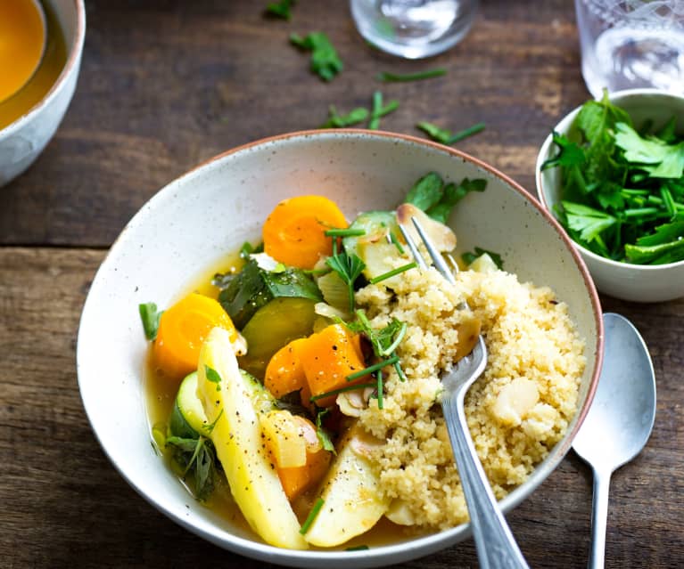 Couscous de légumes, semoule et amandes