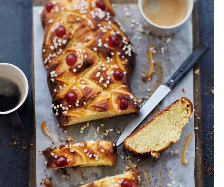 Brioche tressée aux cerises et zestes d'agrumes confits