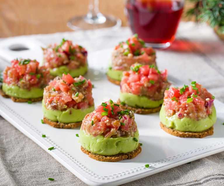 Mini tostas de falso tartar de tomate Mini tostas de falso tartar de tomate