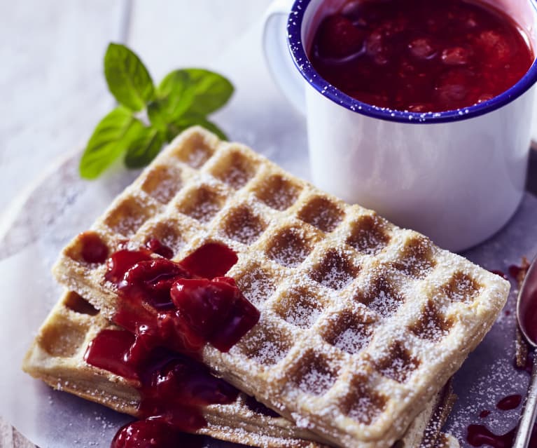 Mandelwaffeln mit heißen Himbeeren