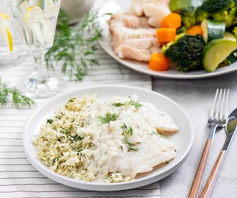 Filet z białej ryby, ziołowy ryż i warzywa na parze