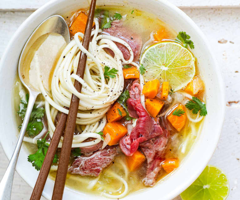 Bouillon de bœuf, légumes et nouilles udon