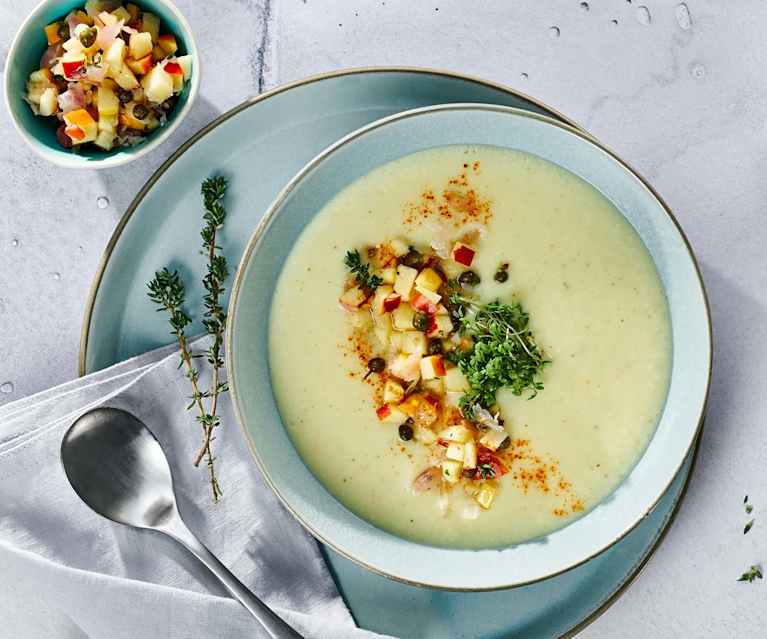 Pastinaken-Sellerie-Suppe mit Kapern-Apfel-Topping