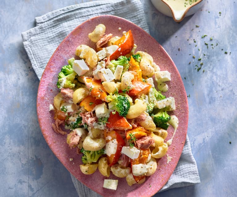 Thunfisch-Nudel-Salat mit geröstetem Kürbis