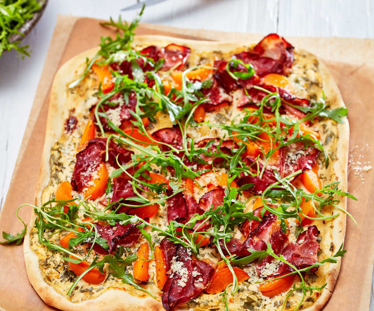 Lipie (Flammkuchen) cu caise, jambon Serrano și rucola