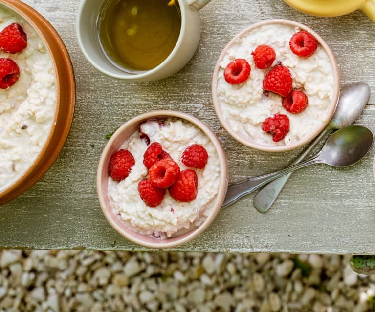 Muesli aux pommes, framboises, graines et noix