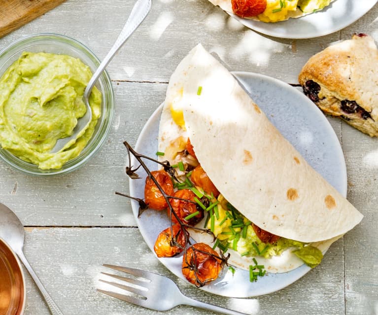 Tacos aux œufs brouillés, avocat, champignons et tomates