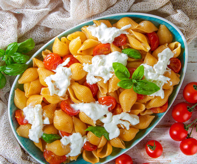 Conchiglie con pomodorini e stracciatella