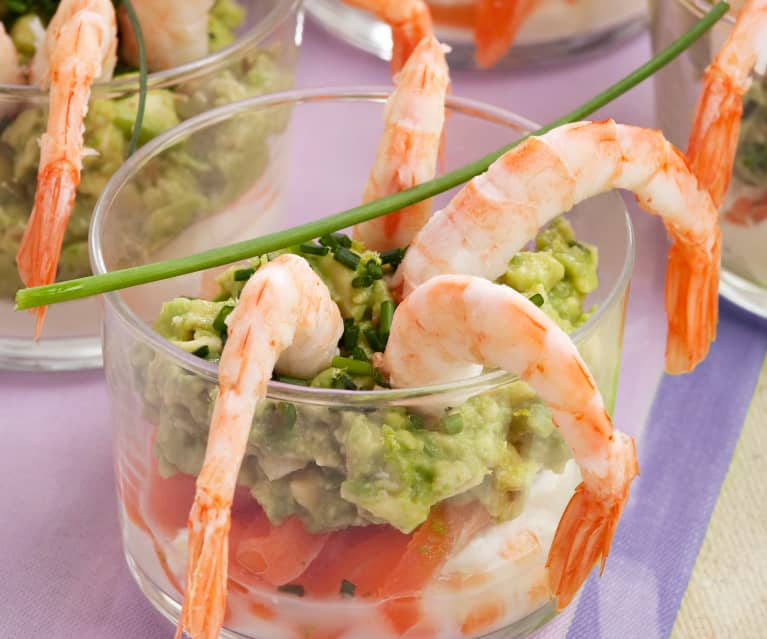 Vasitos de salmón, gambas, aguacate y queso fresco