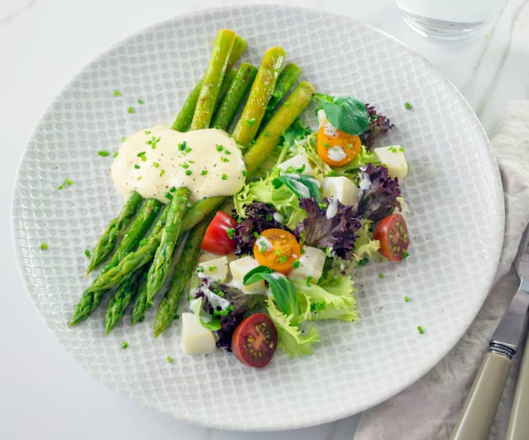 Frühlingssalat mit Roquefort-Dressing