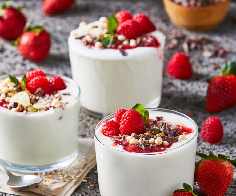 Yogur con cereales, higos y crema de limón en vasitos