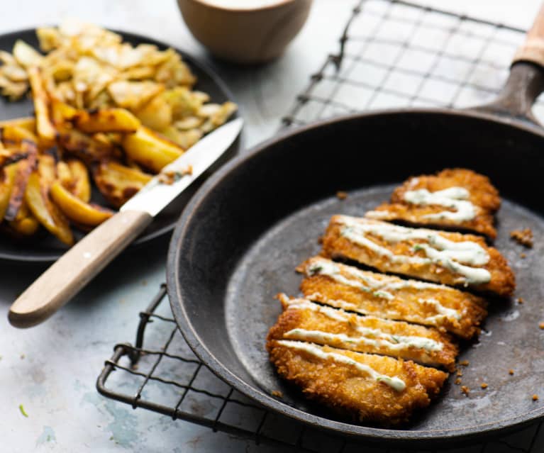 Katsu-Schnitzel mit gebackenen Kartoffeln, Wasabi-Dill-Dressing und Weißkohlsalat