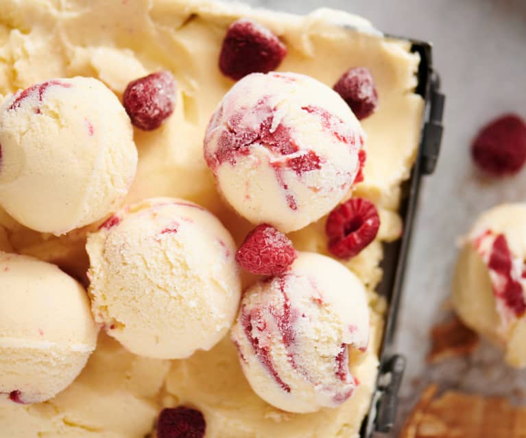 Low fat vanilla and raspberry skyr ice cream