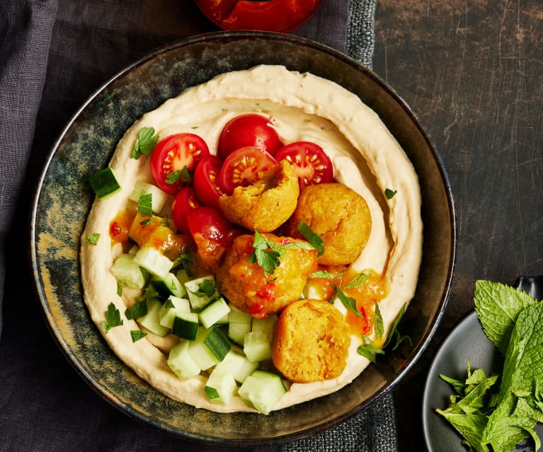 Falafel-Hummus-Bowl mit Aprikosen-Chili-Sauce