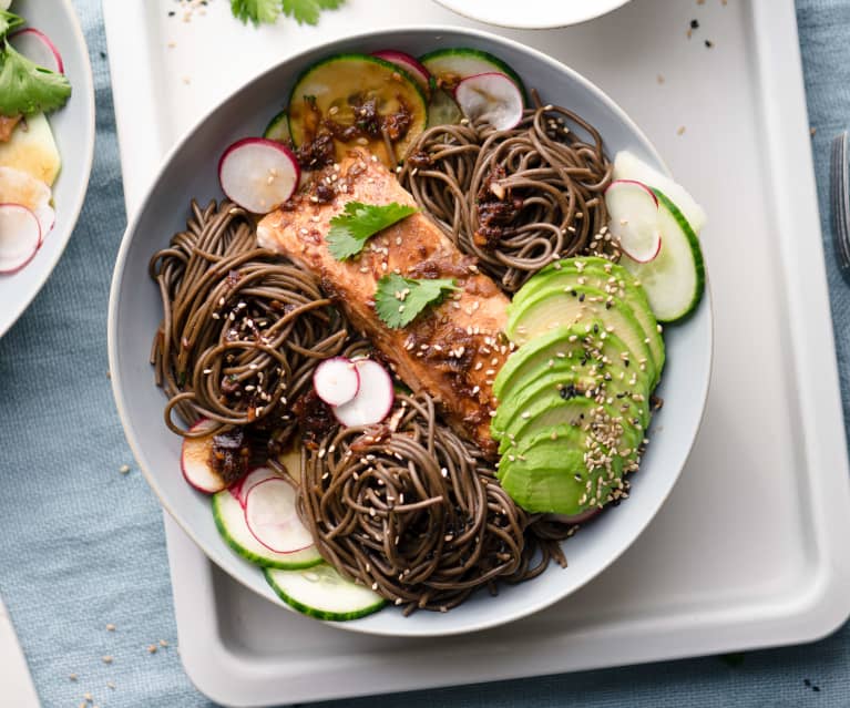 Insalata fredda con soba noodles e salmone