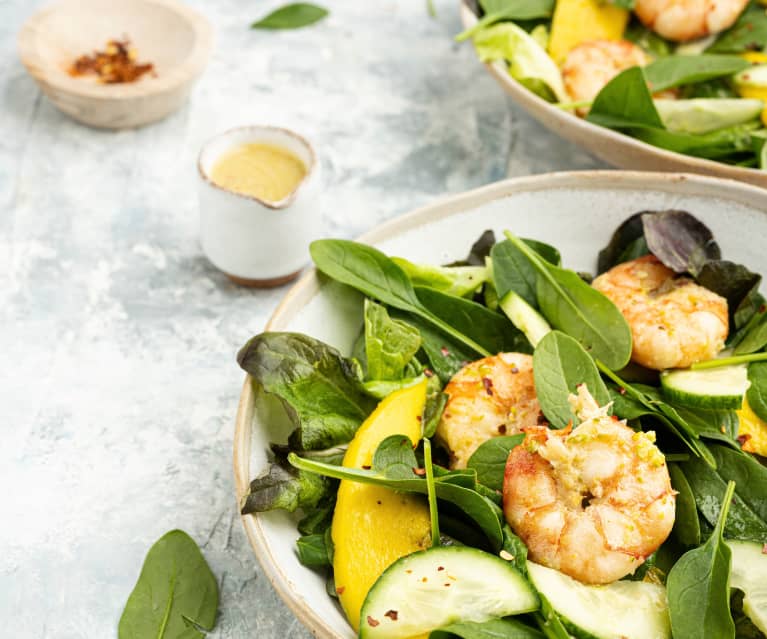 Ensalada cremosa de gambas con mango y pepino