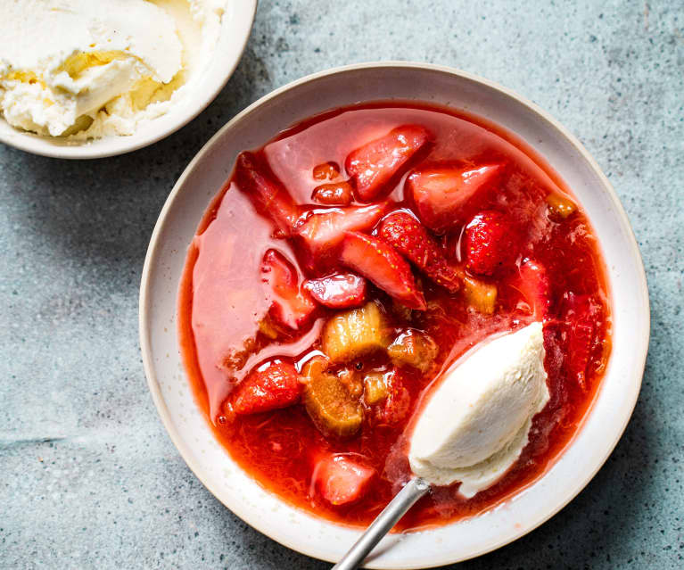 Soupe froide de fraises et rhubarbe, quenelle de crème fouettée