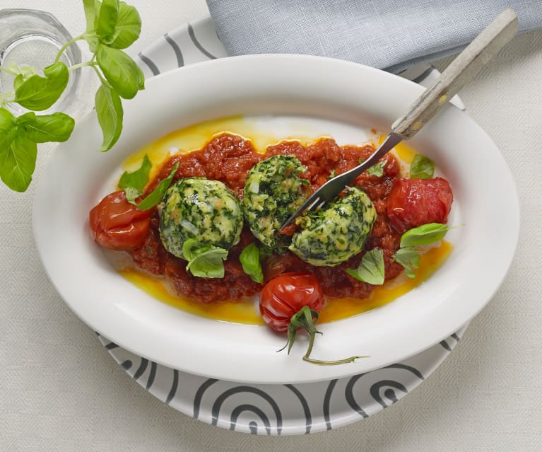 Spinatknödel auf Tomatenragout