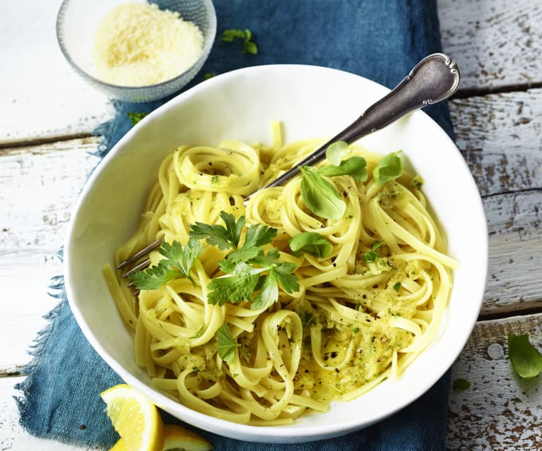 Linguine in Zitronen-Kräuter-Öl