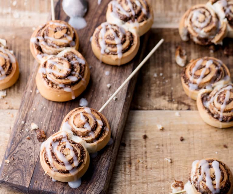 Mini kaneelbroodjes op een stokje