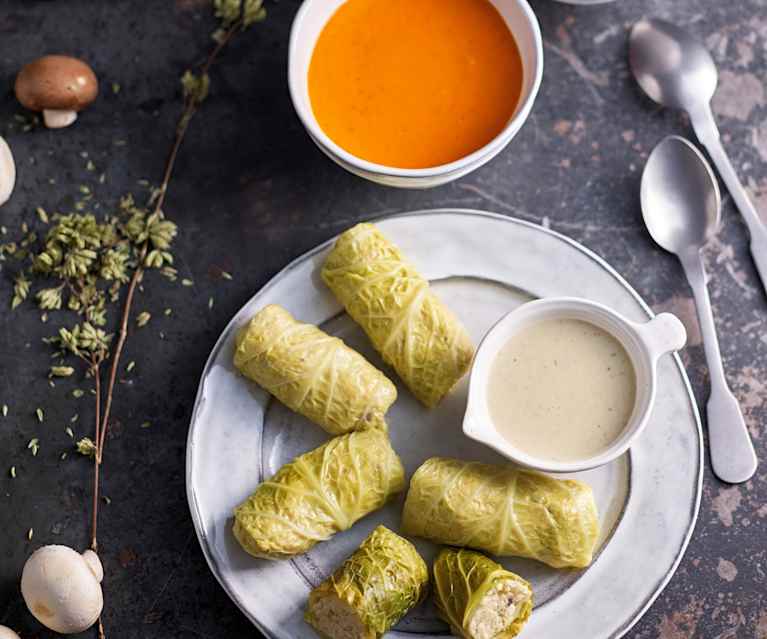 Tomatencremesuppe und Kohlrouladen mit Hirse und Champignonsauce Tomatencremesuppe und Kohlrouladen mit Hirse und Champignonsauce
