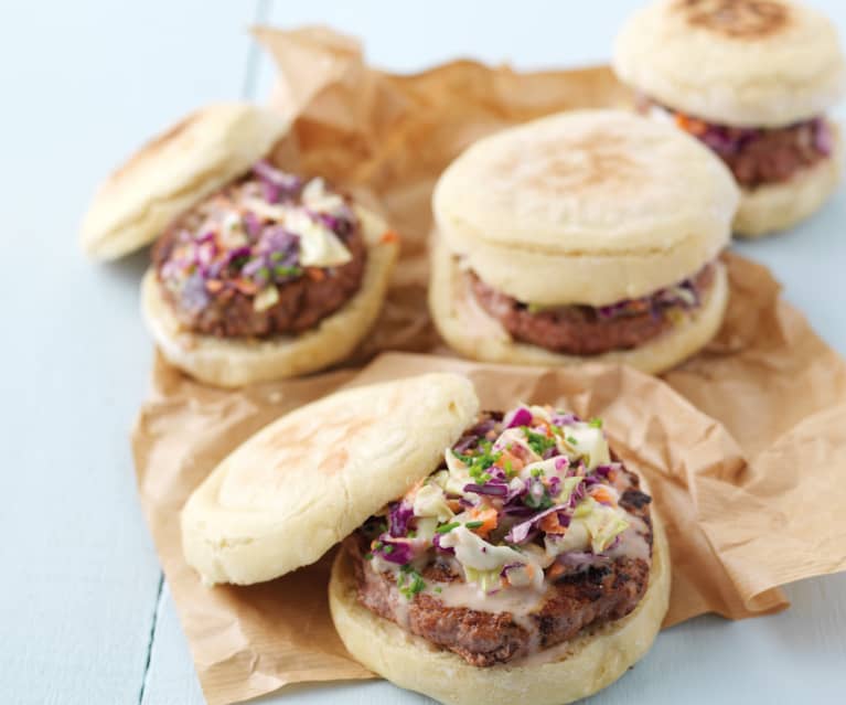 Bolo do caco com hambúrguer e coleslaw