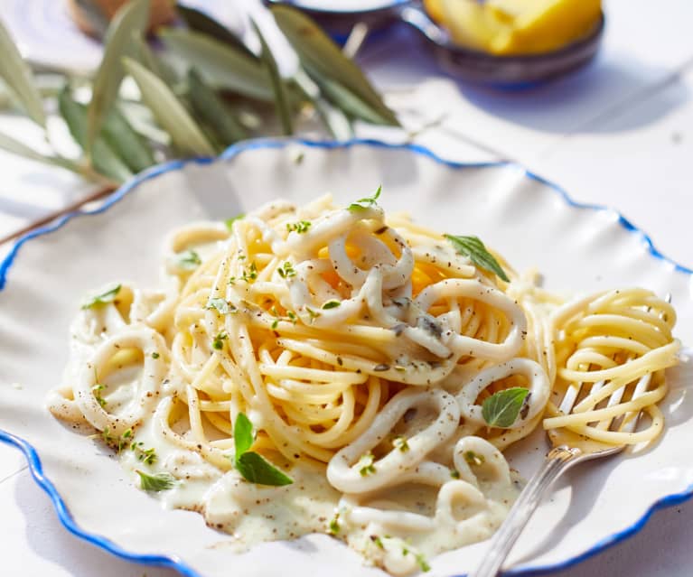 Tintenfischpasta in Zitronen-Knoblauch-Sauce